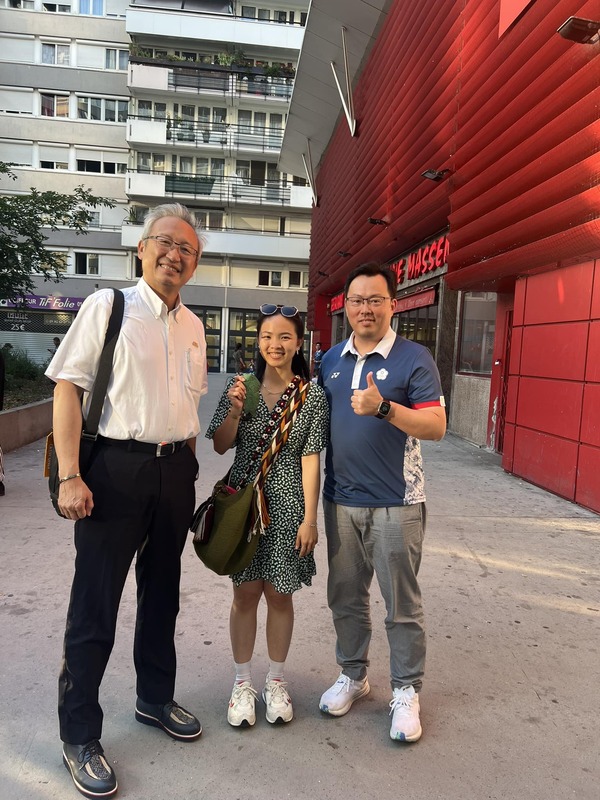 我駐法代表吳志中大使（左）和體育署長鄭世忠（右）事後聯繫到被搶走海報的當事人女留學生，為她加油打氣並表達若有需要報案，駐館會全力協助。 圖：翻攝吳志中臉書