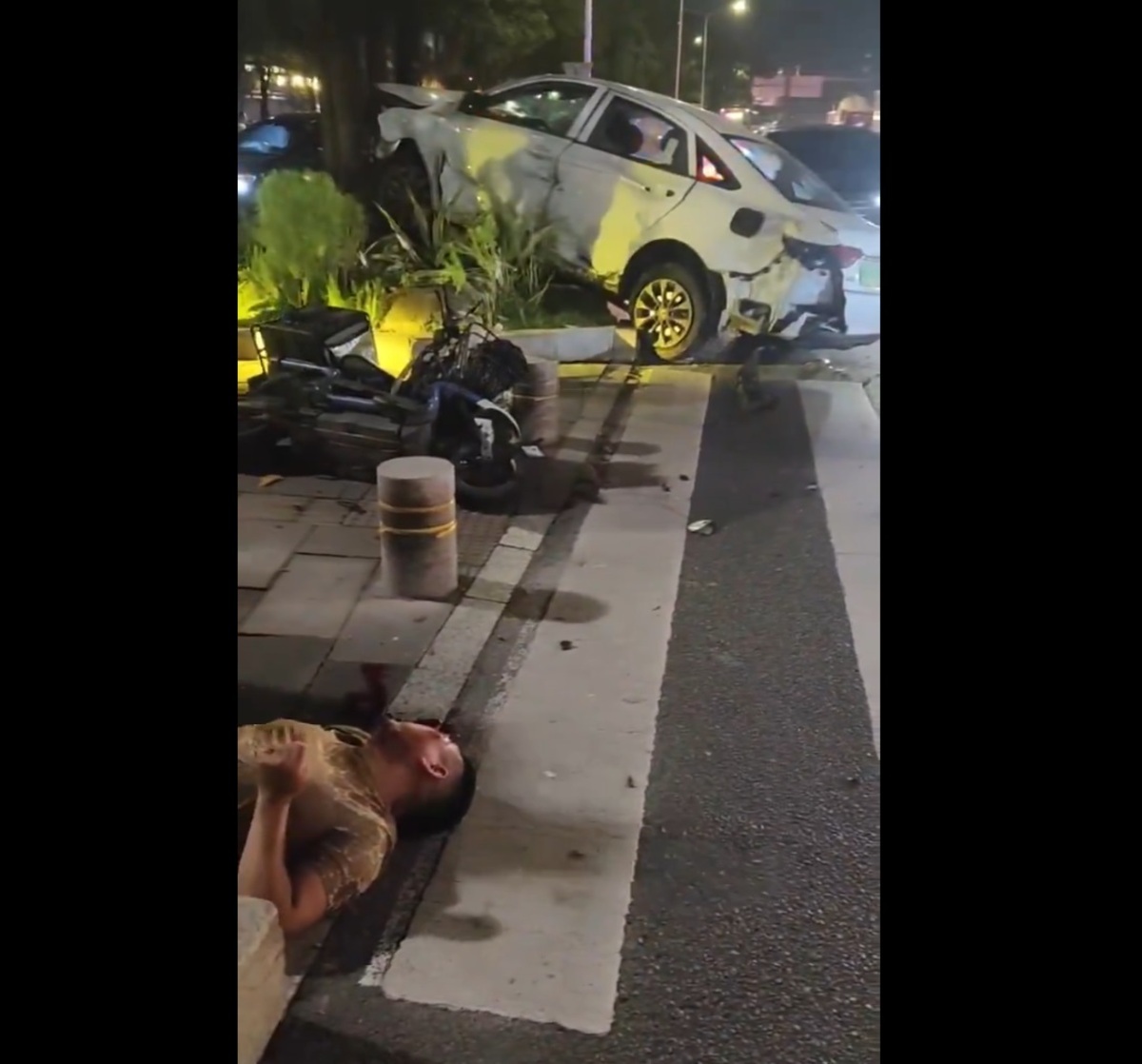 深圳市 2 日晚間驚傳汽車衝撞行人的事故，當地警方通報事故共造成 2 人死亡、 5 人受傷，但許多網友認為死亡人數遠超過這個數字。 圖：擷取自 @whyyoutouzhele X 分享影片