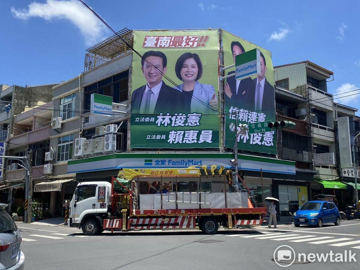 林俊憲近來除了深入原縣區擴展個人支持度之外，也持續努力爭取更多黨內同志的支持，並獲得南市第一選區立委賴惠員奧援，首塊林、賴聯名的選舉看板今日在盬水區朝琴路與信義路口上架。 圖：林俊憲服務處/提供