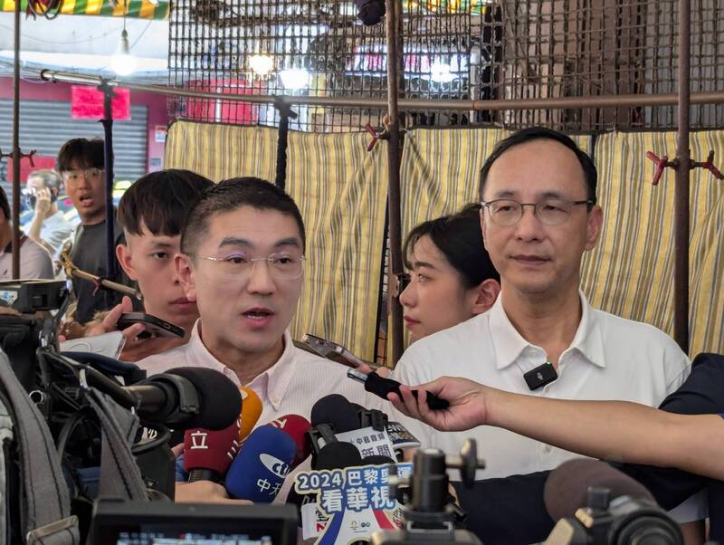 國民黨主席朱立倫(右)今天說，沒有任何的理由要罷免基隆市長謝國樑。 圖 : 中央社/提供