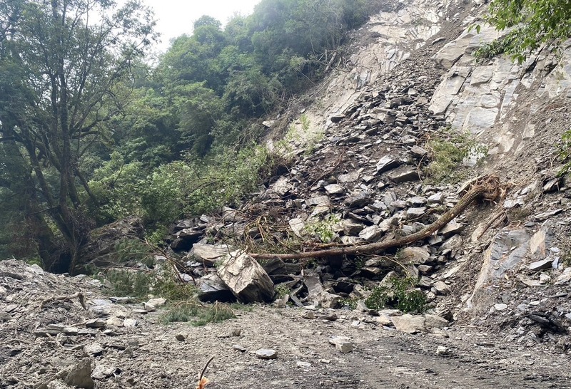 雪霸國家公園管理處表示，觀霧地區大鹿林道東線5.2公里處昨天發生大規模坍方，道路中斷，車輛無法通行。 圖 : 翻攝自雪霸國家公園管理處