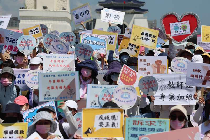 全國幼教產業工會今天號召超過1000名公幼教保員走上街頭，爭取無歧視的工作環境。 圖 : 中央社/提供