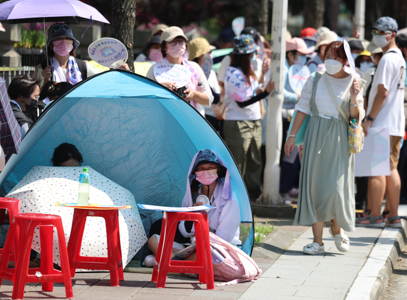 全國幼教產業工會今天號召超過1000名公幼教保員走上街頭，爭取無歧視的工作環境。 圖 : 中央社/提供