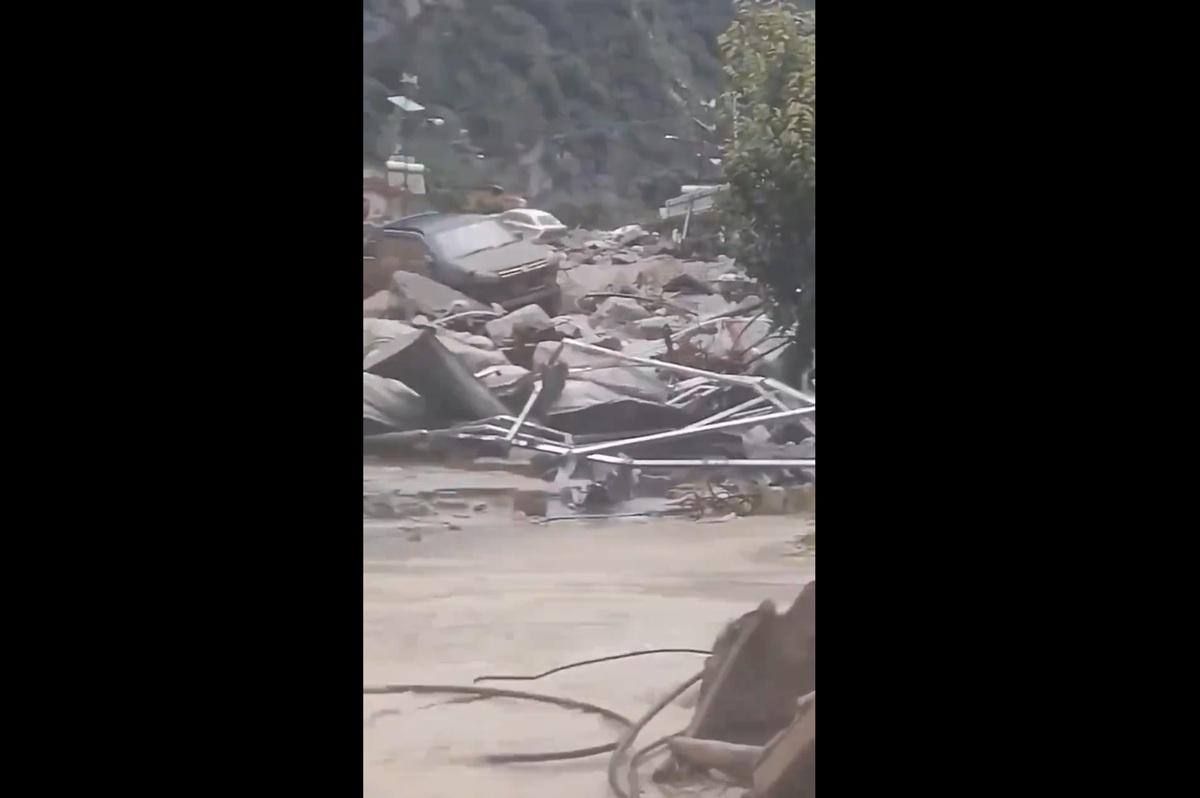 四川省 3 日清晨突發土石流事故，沖斷當地高速公路的橋樑，並沖毀當地一座村莊部分房屋。截至目前為止，土石流事故已經造成 2 人死亡、 17 人失聯。 圖：截取自 @whyyoutouzhele X 分享影片