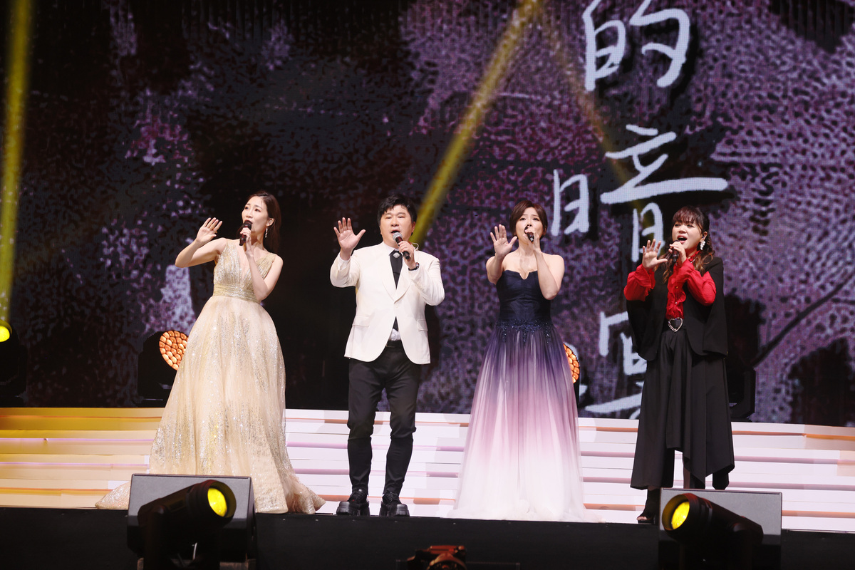 向蕙玲、胡瓜、曾心梅及秀蘭瑪雅(左至右)，在藍寶石大歌廳合唱〈舊情也綿綿〉。 圖：高雄流行音樂中心/提供