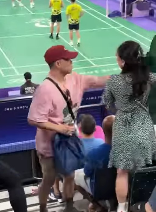 台灣女球迷手拿台灣地圖造型加油海報替「麟洋配」加油，一名小粉紅上前一把扯下並奪走海報。 圖：翻攝曹興誠臉書