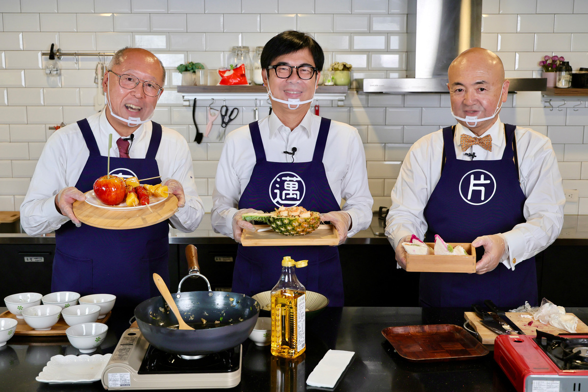 陳其邁(中)、片山和之(右)、奧正史(左)「水果料理對決」。 圖：高雄市行國處/提供