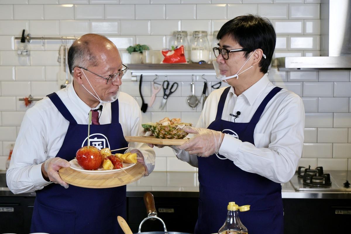 陳其邁(右)、奧正史(左)互跨自己的料理。 圖：高雄市行國處/提供