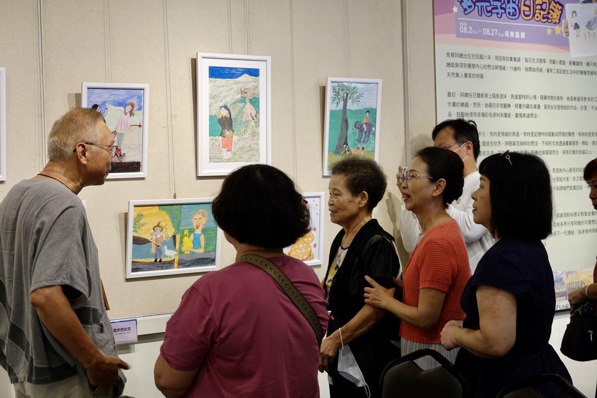 即日起在彰化成美文化園的成美藝廊展出「秀琴阿嬤的多元宇宙日記簿」，展期到8月27日。 圖：成美藝廊/提供
