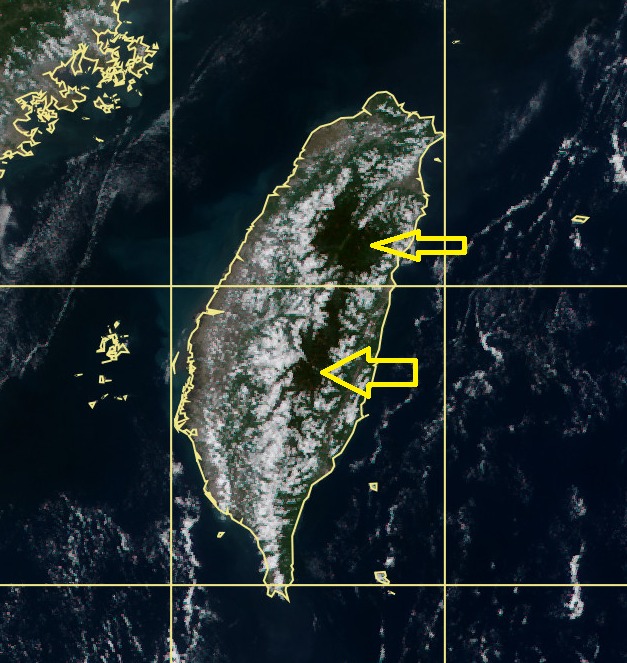 前中央氣象局長鄭明典並於臉書貼出雲圖表示，北部雪山山脈以北雲量較南邊少，表示北邊大氣比較穩定，所以大台北地區今天還是會很熱。 圖：翻攝自鄭明典臉書