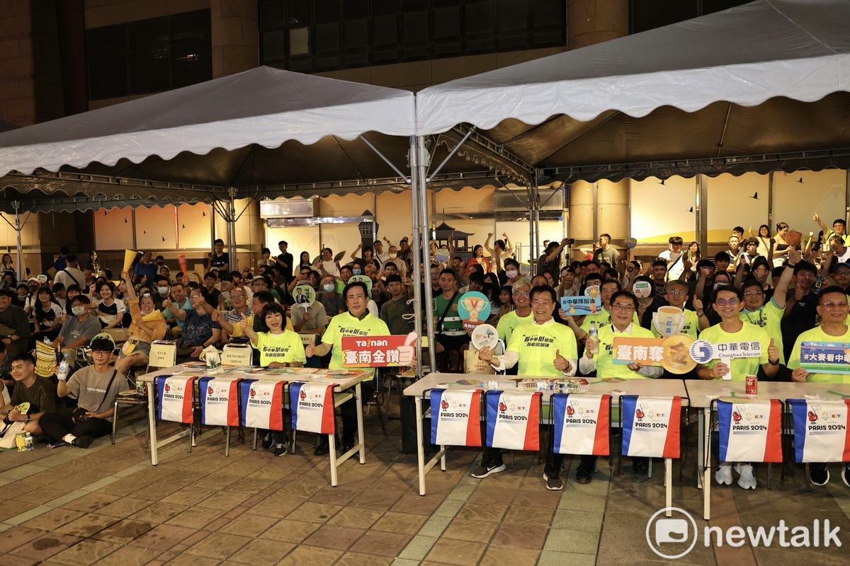 台南市政府與中華電信及新光三越合作舉辦戶外轉播，台南市長黃偉哲親自到賽事轉播現場，並發送礦泉水及中華電信贊助之巴黎奧運紀念版可口可樂，與民眾一起為麟洋配加油打氣，市議員蔡筱薇、沈震東也到場共襄盛舉。 圖：台南市政府提供