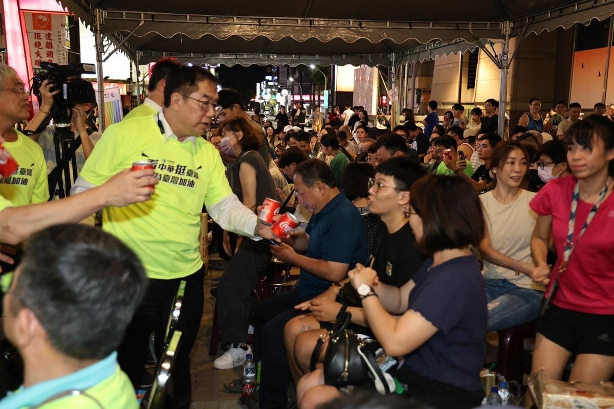 台南市政府與中華電信及新光三越合作舉辦戶外轉播，台南市長黃偉哲親自到賽事轉播現場，並發送礦泉水及中華電信贊助之巴黎奧運紀念版可口可樂，與民眾一起為麟洋配加油打氣，市議員蔡筱薇、沈震東也到場共襄盛舉。 圖：台南市政府提供