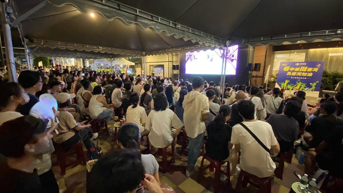 台南市政府與中華電信及新光三越合作舉辦戶外轉播，台南市長黃偉哲親自到賽事轉播現場，並發送礦泉水及中華電信贊助之巴黎奧運紀念版可口可樂，與民眾一起為麟洋配加油打氣，市議員蔡筱薇、沈震東也到場共襄盛舉。 圖：台南市政府提供