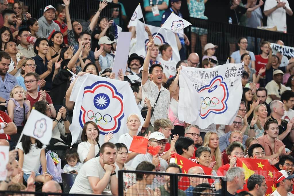 麟洋奧運羽球男雙金牌戰 台灣球迷高喊Team Taiwan2024/8/4 22:58（8/4 23:50 更新）2024巴黎奧運羽球男雙金牌戰當地時間4日由台灣組合「麟洋配」李洋、王齊麟交手中國組合爭金，現場湧入大批觀戰民眾，許多人帶著中華奧會會旗為「麟洋配」加油。 圖：中央社