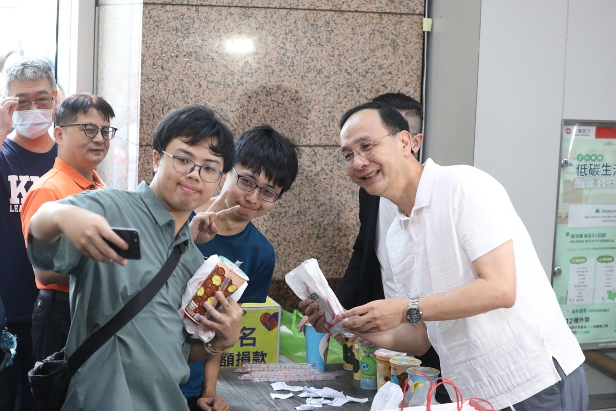 國民黨主席朱立倫發送200份雞排，慶祝羽球男雙組合「麟洋配」李洋與王齊麟再次拿下奧運金牌。 圖：國民黨文傳會 / 提供（資料照）