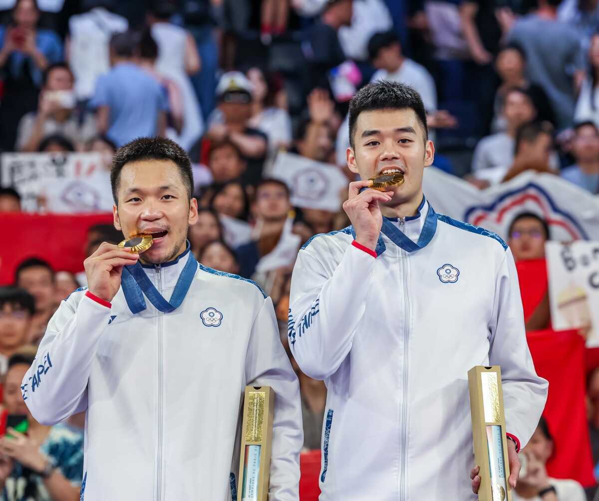台灣羽球男雙組合李洋、王齊麟勇奪奧運金牌，其場上默契與互動引發關注。 圖：翻攝自王齊麟 臉書專頁