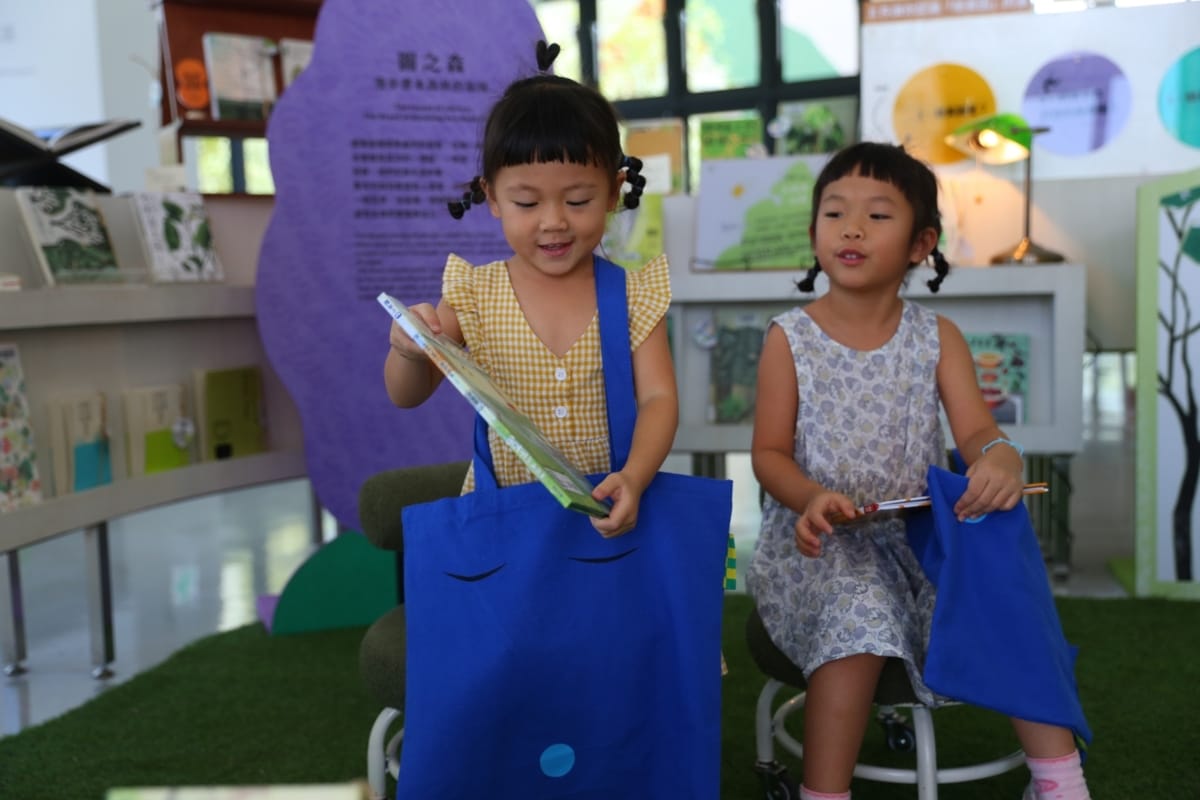 帶幼兒借閱證到圖書館借10本書並參加活動可獲閱讀禮袋一份。 圖：台中市政府文化局/提供