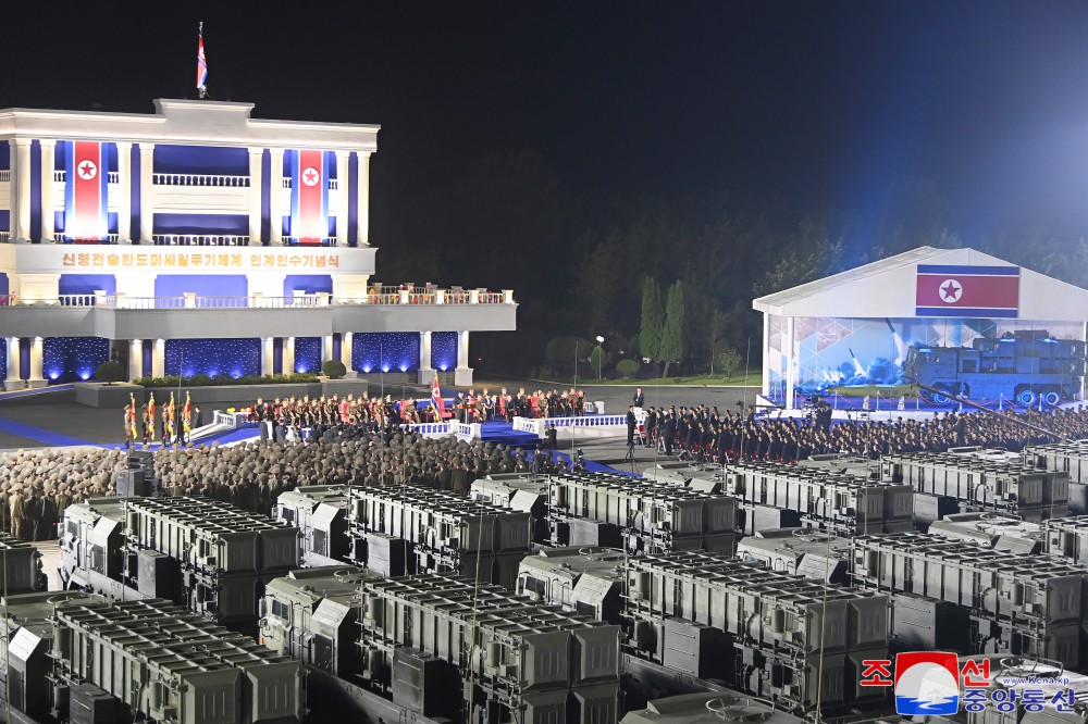 本次北韓舉辦的武器交接儀式，一共將 250 輛新型戰術彈道導彈發射器轉交給北韓人民軍，預計部署在南北韓的軍事分界線附近。 圖：翻攝自 朝中社