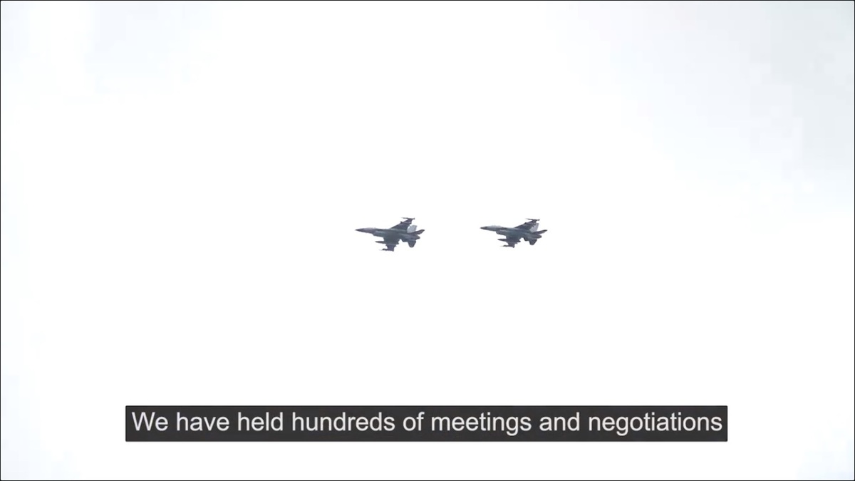 在澤連斯基演講過程中，有兩架 F-16 在上空飛行。 圖：截取自 @ZelenskyyUa X 分享影片