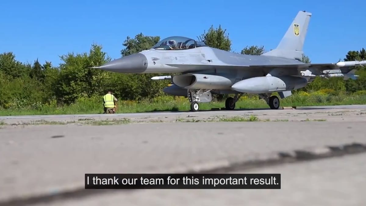 烏克蘭公布 F-16 戰鬥機的外觀，有專家透過影片分析烏克蘭 F-16 可能掛載的武器，包含 AIM-120 中程導彈以及 AIM-9L 「響尾蛇」近程空對空導彈。 圖：截取自 @ZelenskyyUa X 分享影片