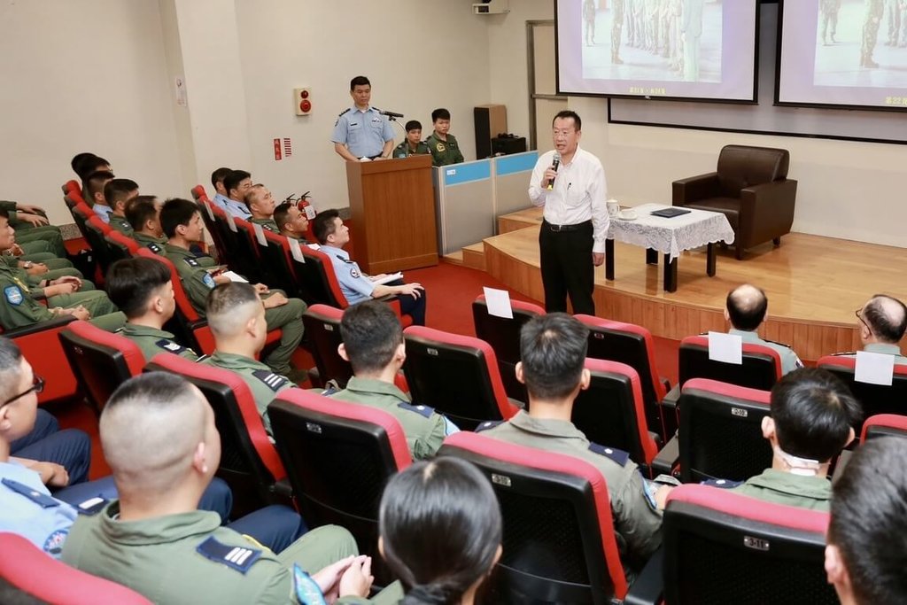 國防部長顧立雄今赴屏東，肯定空軍六聯隊官兵，執行疏運任務的表現。 圖：軍聞社提供。