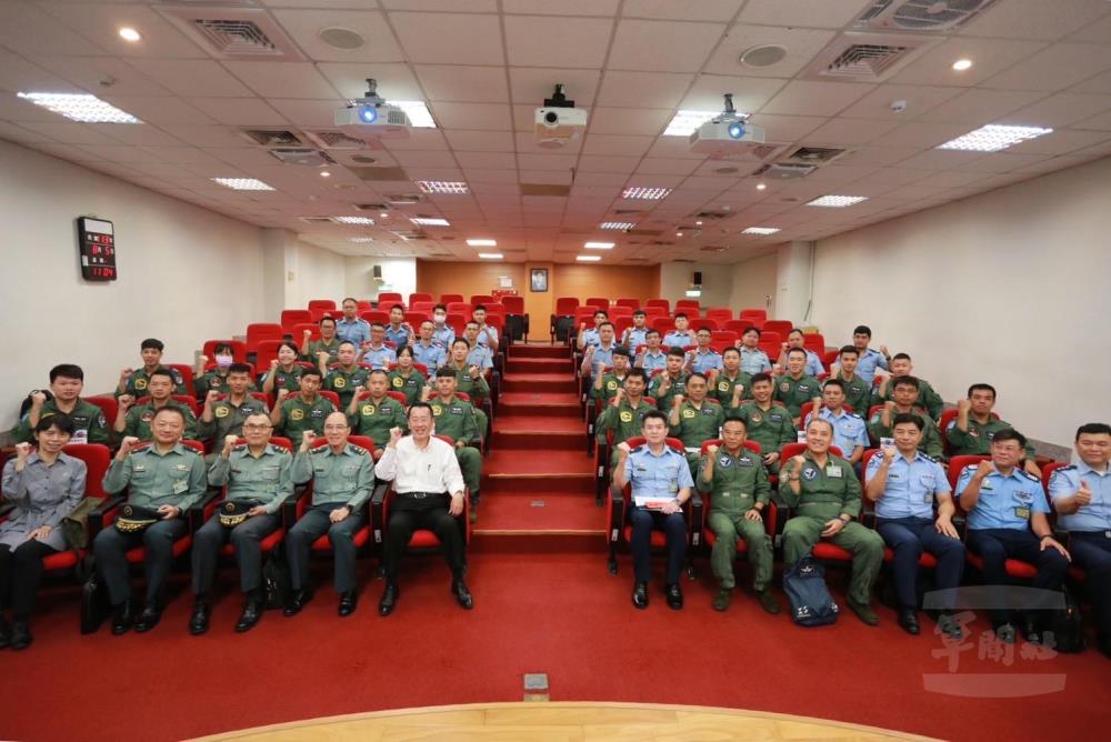 國防部長顧立雄今赴屏東，肯定空軍六聯隊官兵，執行疏運任務的表現。 圖：軍聞社提供。