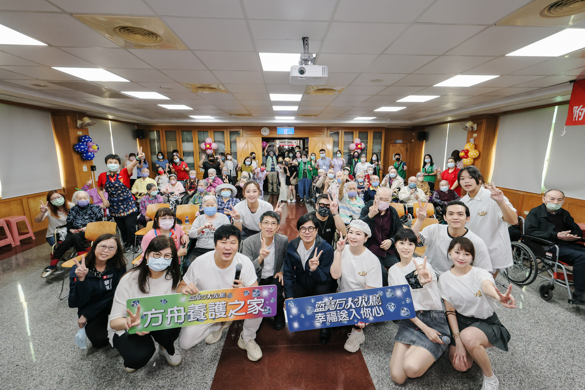 陳其邁(前排右四)與胡瓜(前排左三)等藝人探訪長照機構。 圖：高雄流行音樂中心/提供