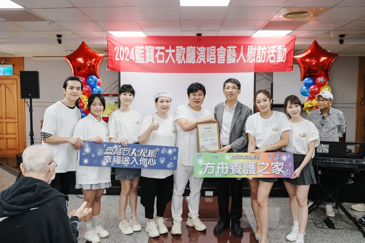 胡瓜(前排右四)代表接受感謝狀。 圖：高雄流行音樂中心/提供