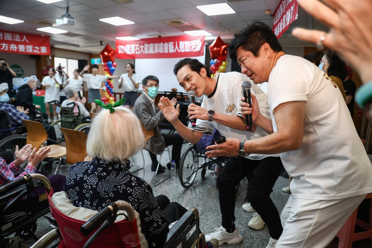 胡瓜(右一)與、宗佑(右二)現場與長輩親切互動。 圖：高雄流行音樂中心/提供