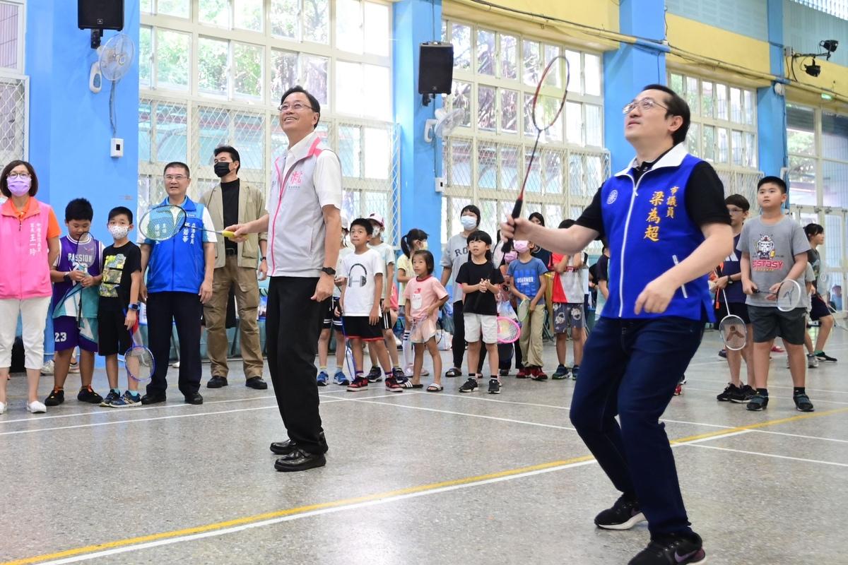 張善政和市議員梁為超親自上場和球員們切磋球技。 圖：桃園市政府/提供