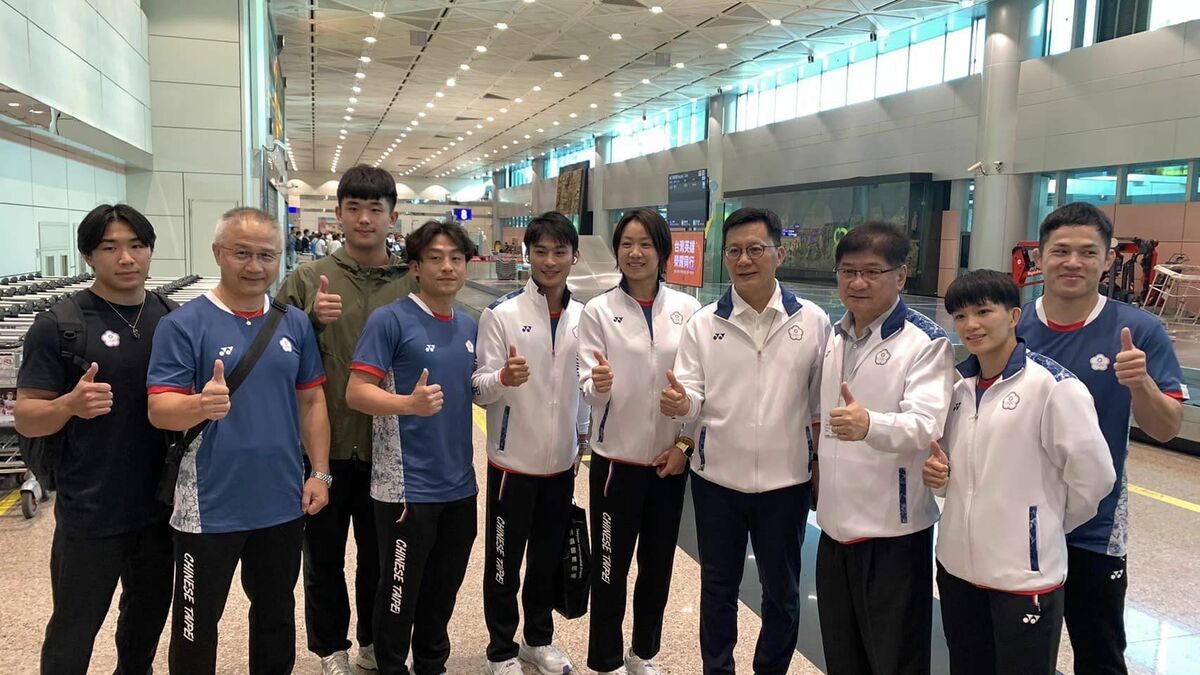 部份台灣奧運代表團選手今（6）晨返台，教育部次長張廖萬堅代表前往桃園接機，共有包括游泳王冠閎、韓安齊、柔道連真羚、楊勇緯、林真豪、射擊楊昆弼、田徑張博雅、擊劍陳奕通等。 圖：擷自張廖萬堅臉書