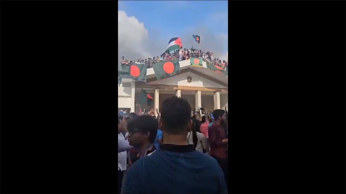 孟加拉總理哈西娜在當地時間 5 日宣布辭職並逃往印度，抗議人民在總理府揮舞旗幟宣告勝利。 圖：截取自 @whyyoutouzhele X 分享影片