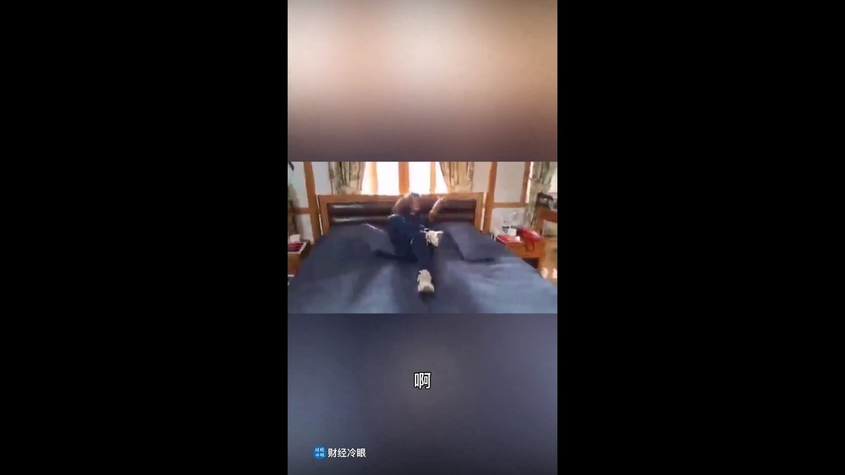 在哈西娜逃離孟加拉後，抗議學生衝進孟加拉總理官邸，其中一位抗議學生甚至躺到哈西娜的床上並拍攝影片。 圖：截取自 @xinwendiaocha X 分享影片