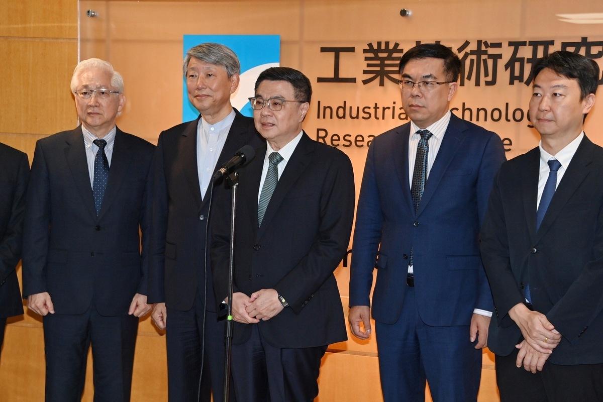 行政院長卓榮泰今（6）日到新竹縣視察工研院創新科技成果前受訪。 圖：行政院提供