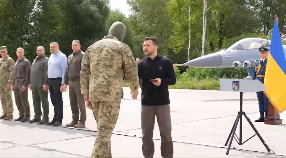 烏克蘭總統澤連斯基站在 F-16 附近與烏軍一一握手。 圖：翻攝自 MilitaryNewsUA X 帳號