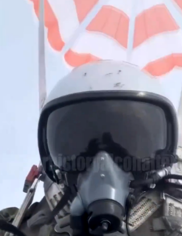 俄軍飛行員戰機被烏軍摧毀後逃生。 圖：翻攝自 NiKITa X 帳號