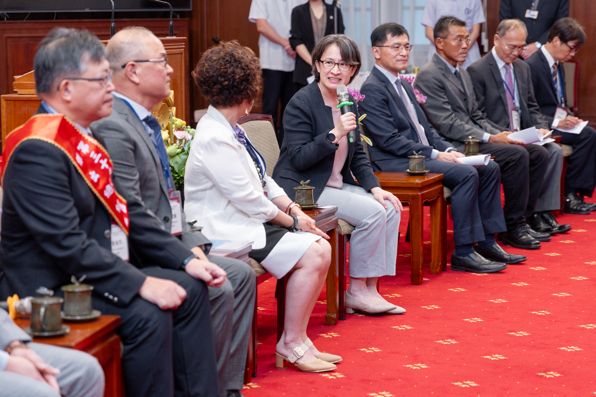 副總統蕭美琴接見第29、30屆中部地區傑出經理獎及伯樂獎得獎人。 圖：總統府提供