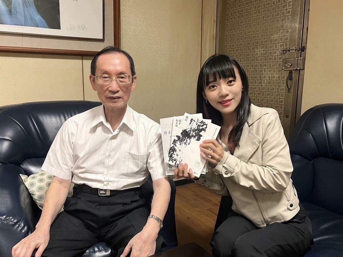 黃捷(右)去年參選立委時，曾貴海(左)送她新出版的詩選集。 圖：取自黃捷臉書