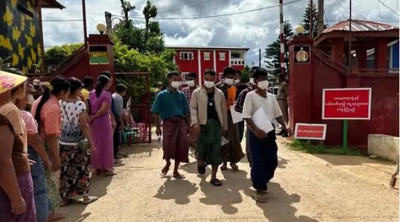 位於緬甸東北部的臘戍市近期成為軍政府與反政府軍激烈交戰的地點，由於當地地處中緬邊境，有不少中國資本在當地運轉。 圖：翻攝自 劍哥的思政課