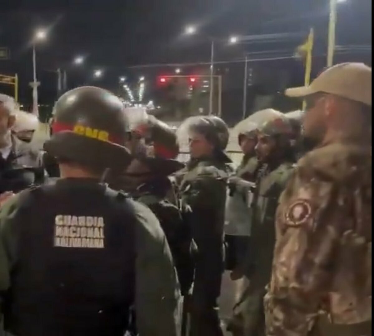 疑似有俄羅斯瓦格納傭兵進入委內瑞拉 (右邊帶臂章者)，參與軍警鎮壓抗議民眾。 圖：翻攝自 Ｘ @JohnZhangSV