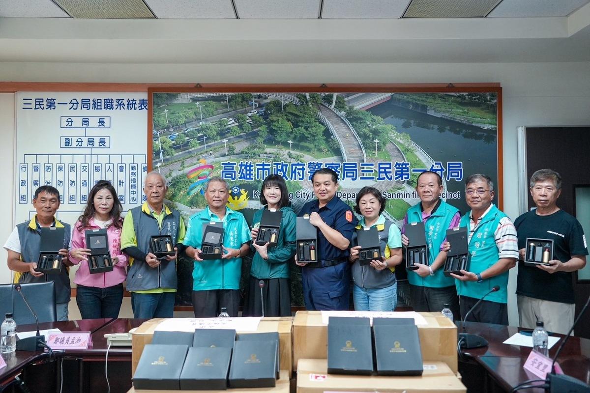 鄭孟洳(左五)捐贈隨隨護多功能防身器給社區巡守隊。 圖：鄭孟洳服務處/提供