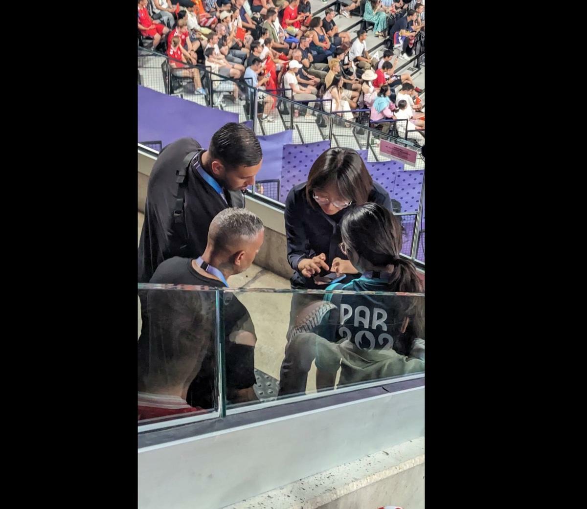 在奧運的比賽過程中，不斷傳出有台灣民眾的標語、旗幟遭到奧運工作人員沒收，或是中國民眾搶奪的消息。 圖：翻攝自 法國的十萬個為什麼 Facebook