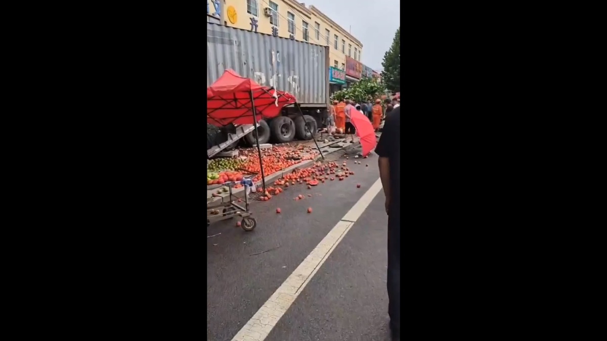 近期中國一位遼寧省司機駕駛大貨車衝撞行人與汽車，造成超過 30 人傷亡。 圖：擷取自 @LUOXIANGZY X 分享影片