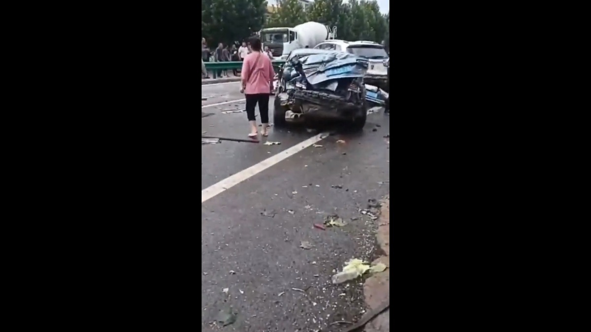 一輛被大貨車衝撞的小客車，整個車尾都直接變形了。 圖：擷取自 @LUOXIANGZY X 分享影片