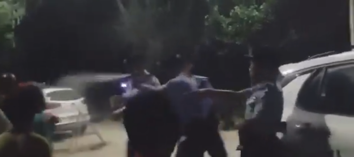 山東濟南村民抵制垃圾填湖，被警察噴辣椒水。 圖：翻攝自德潤傳媒 X 帳號