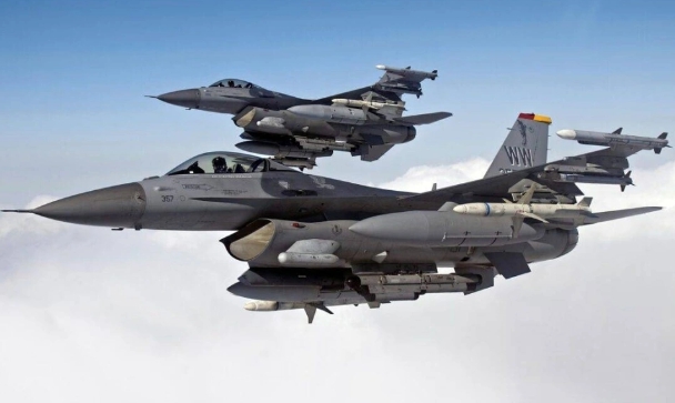 北約國家向烏克蘭移交F-16，讓烏軍駕駛 F-16 飛抵利沃夫。圖為 F-16。 圖 : 翻攝自躬耕牛