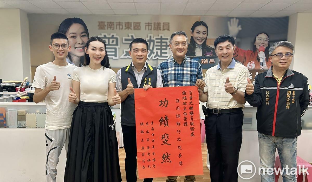 台南市東區區長黃炳元代表台南市長黃偉哲，前往市議員曾之婕服務處，頒發紅榜祝賀服務處主任謝鴻斌，表彰謝主任再度榮獲協同調解行政院長獎，這也是台南市唯一獲得這項殊榮的調解人。 圖：曾之婕服務處提供