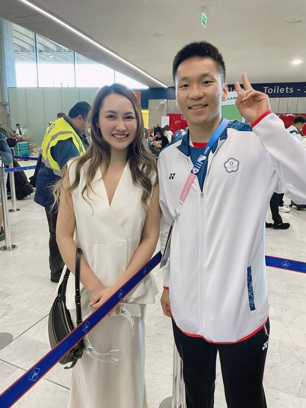 一名女醫師林昀嬃（左）開心秀出在機場與李洋合照，稱自己很幸運能與羽球國家隊同班機回台。 圖：翻攝自Threads/deargrace_aesthetic
