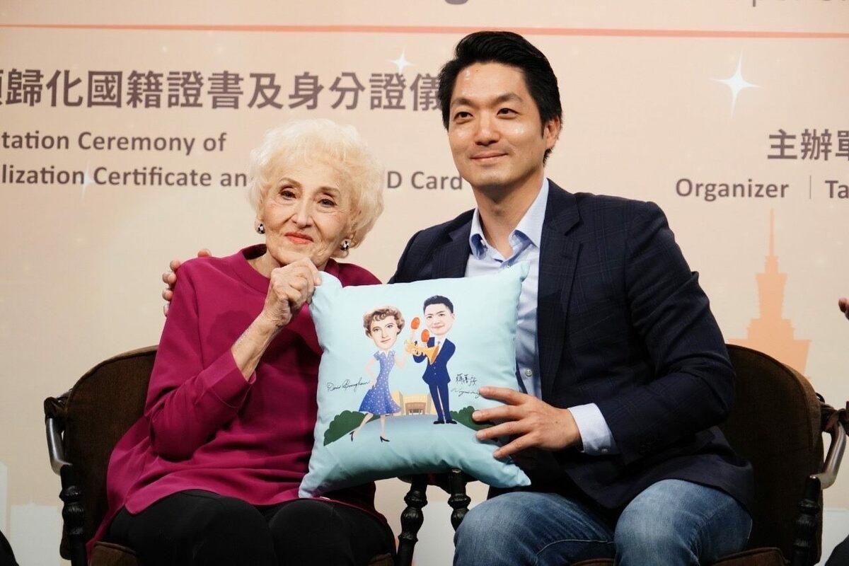 圖為台北市長蔣萬安（右）去年頒發身分證給空中英語雜誌創辦人彭蒙惠（左）的合影。 圖：台北市政府 / 提供（資料照）