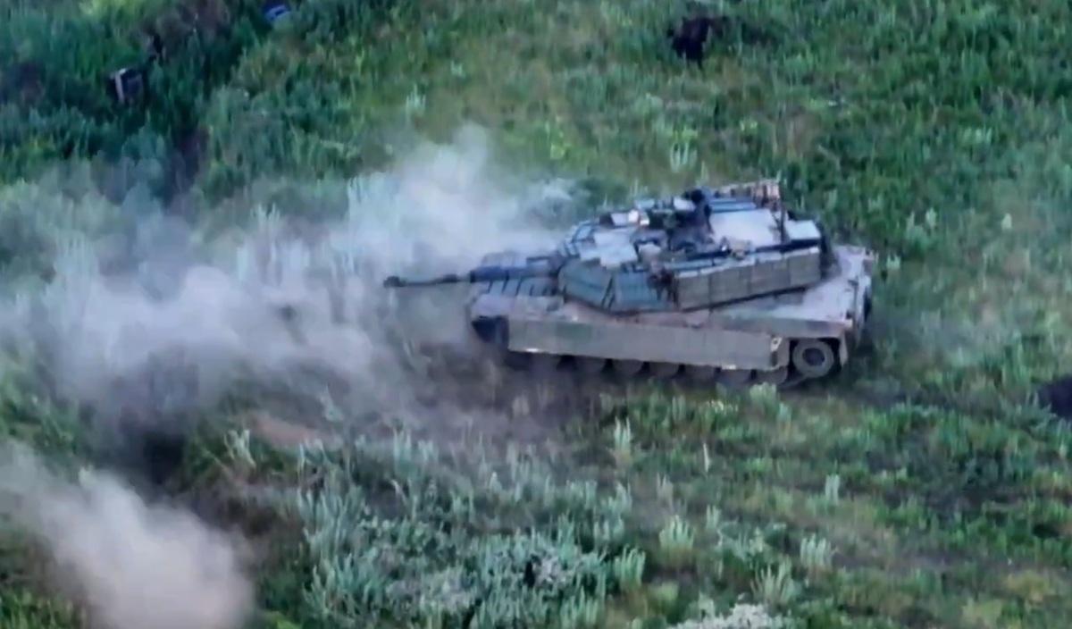 烏軍 M1A1 戰車在波克羅夫斯基的俄軍陣地作戰。 圖：翻攝自 MilitaryNewsUA X 帳號